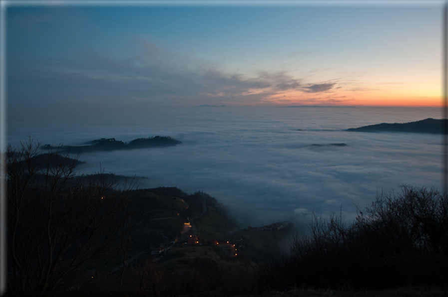 foto Colline nella nebbia al Tramonto